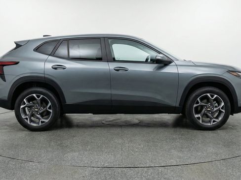Used 2025 Chevrolet Trax LT w/ LT Convenience Package FWD image 11