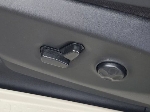Used 2024 Chrysler Pacifica Touring-L FWD image 27