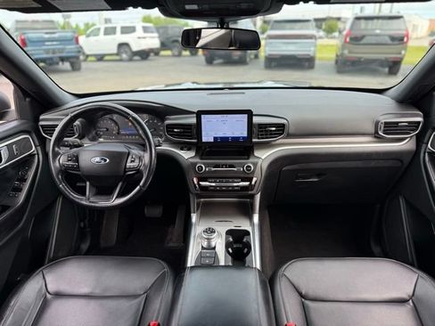 Used 2020 Ford Explorer XLT w/ Equipment Group 202A AWD/4WD image 2