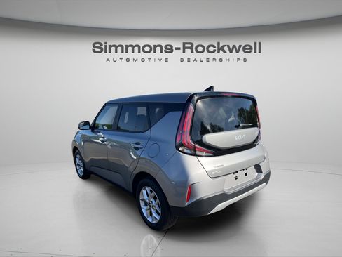 Used 2025 Kia Soul LX w/ LX Technology Package FWD image 3