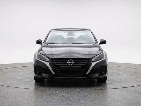Used 2025 Nissan Altima 2.5 SV FWD image 2