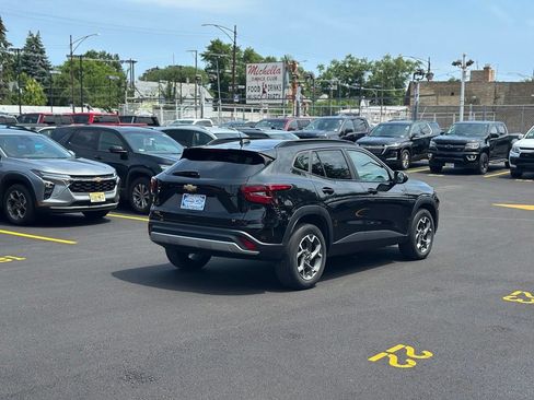Used 2024 Chevrolet Trax LT w/ Sunroof Package FWD image 2