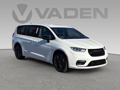 New 2026 Chrysler Pacifica Select