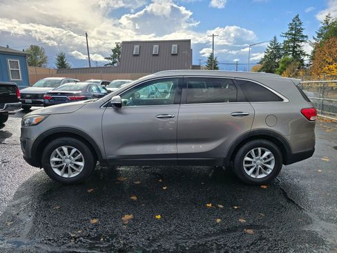 Used 2016 Kia Sorento LX w/ LX Convenience Package image 2