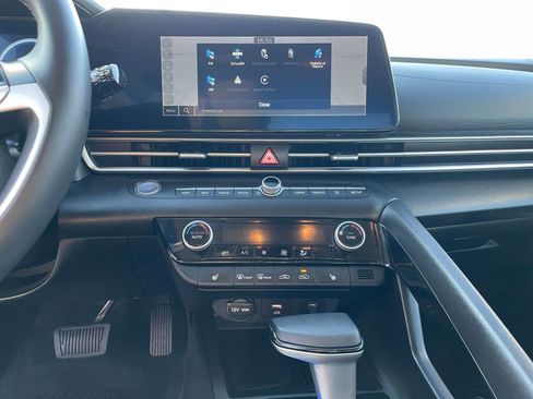 Used 2025 Hyundai Elantra Limited image 17