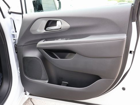 New 2026 Chrysler Pacifica Select image 8