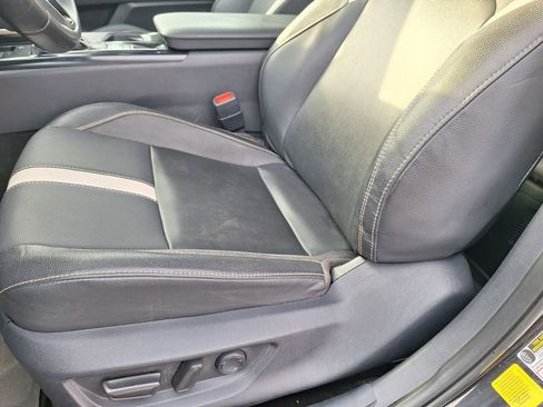 Used 2025 Toyota Camry SE w/ Convenience Package image 10