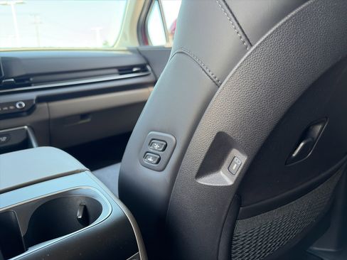 Used 2026 Kia Carnival EX FWD image 26