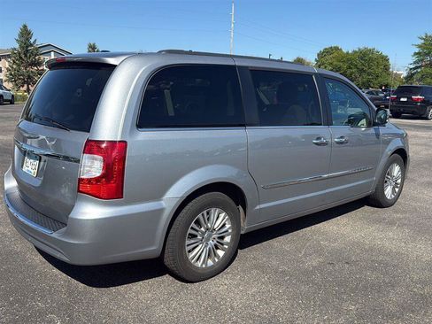 Used 2015 Chrysler Town & Country Touring-L w/ Driver Convenience Group FWD image 5