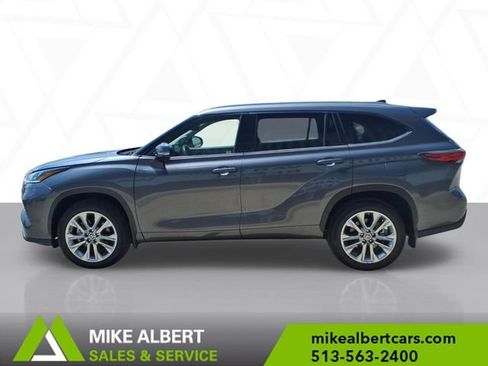 Used 2022 Toyota Highlander Limited AWD/4WD image 4