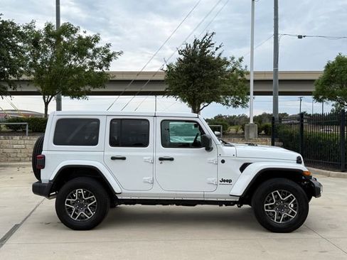 Used 2025 Jeep Wrangler Unlimited Sahara AWD/4WD image 2