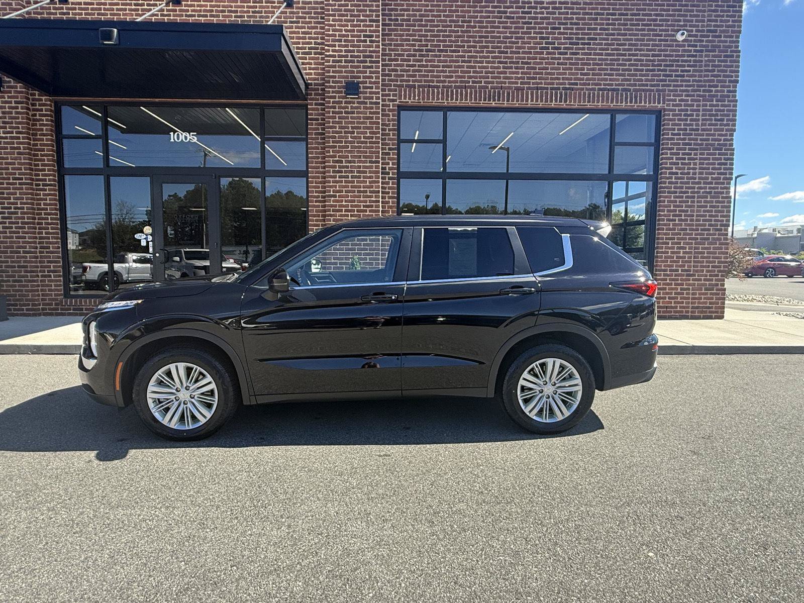 Used 2023 Mitsubishi Outlander ES FWD image 3