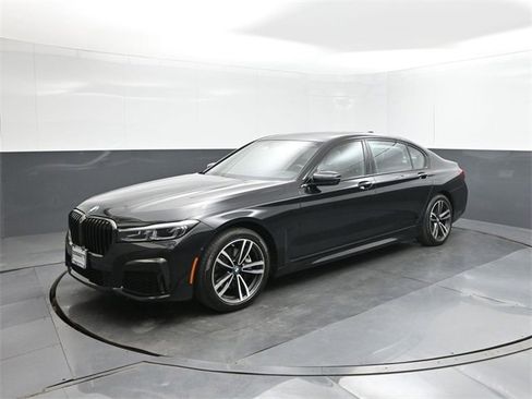 Used 2022 BMW 740i xDrive w/ M Sport Package image 34