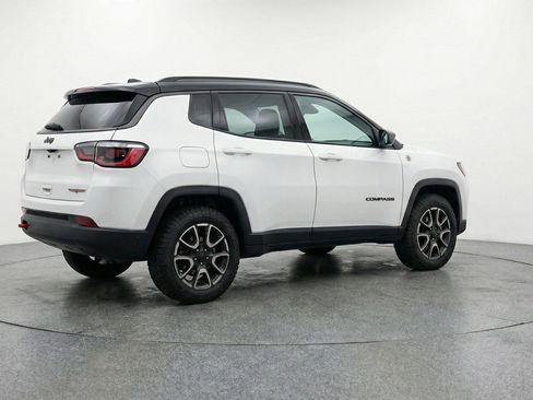 Used 2025 Jeep Compass Trailhawk w/ Trailer Tow Group AWD/4WD image 9