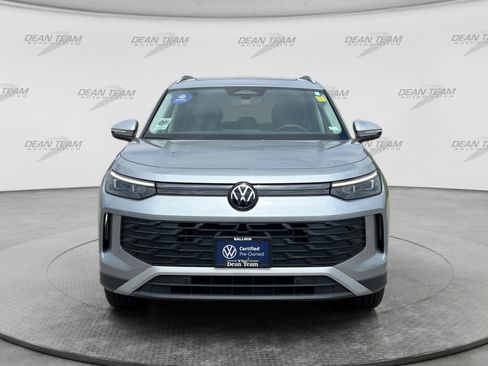 Certified 2025 Volkswagen Tiguan SE AWD/4WD image 2