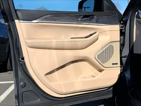 Certified 2024 Jeep Grand Cherokee Limited w/ Luxury Tech Group II image 20