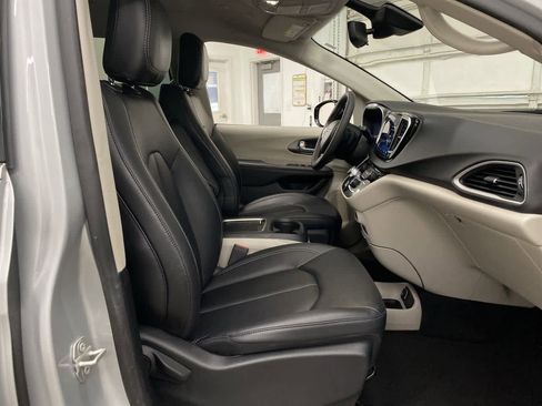 Used 2024 Chrysler Pacifica Touring-L image 18