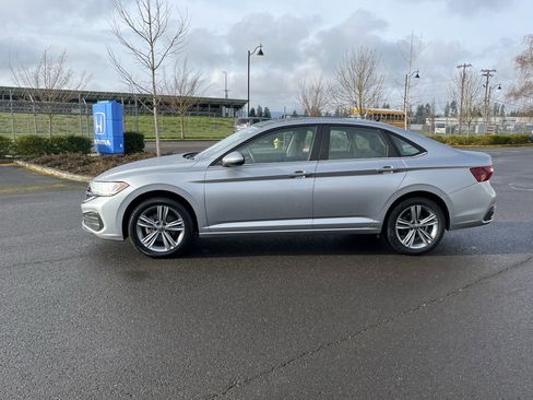 Used 2024 Volkswagen Jetta SE image 2