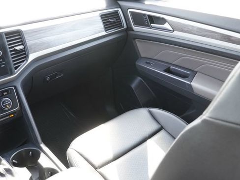 Used 2021 Volkswagen Atlas Cross Sport SE w/ Panoramic Sunroof Package FWD image 16