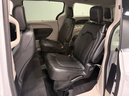 Used 2024 Chrysler Pacifica Touring-L FWD image 27