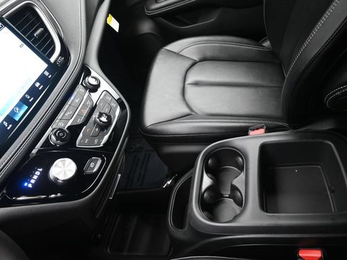 New 2026 Chrysler Pacifica Select FWD image 16