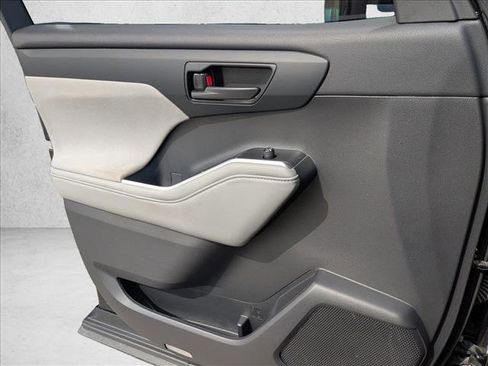 Used 2022 Toyota Highlander LE image 12