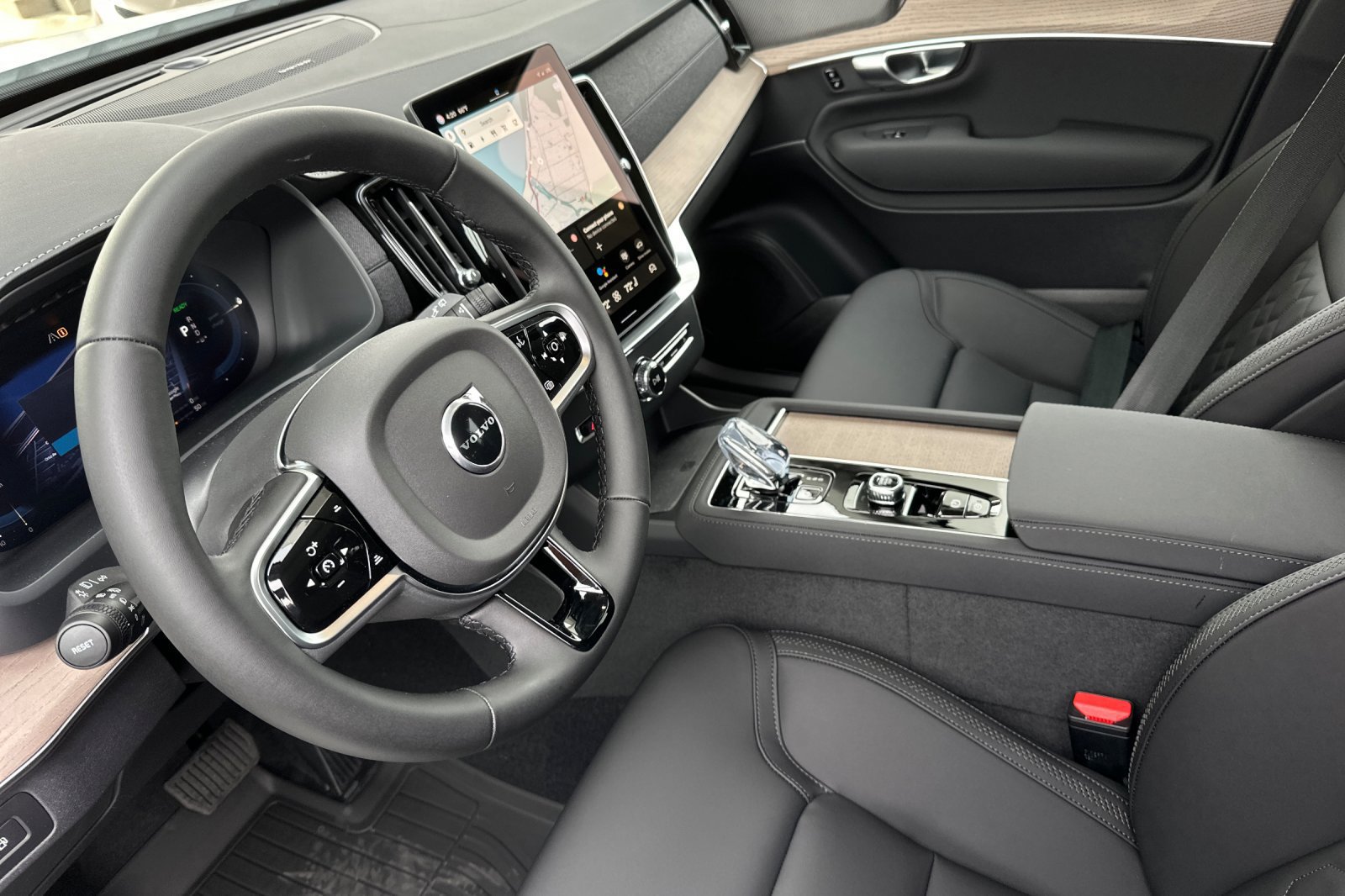 New 2025 Volvo XC90 T8 Plus w/ Protection Package Premier AWD/4WD image 10