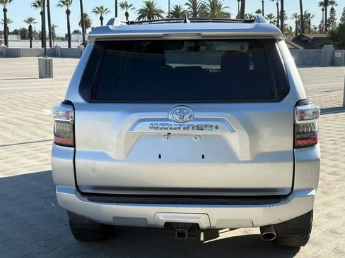 Used 2018 Toyota 4Runner SR5 AWD/4WD image 8