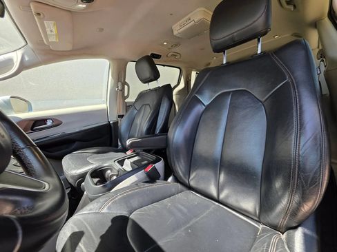 Used 2017 Chrysler Pacifica Touring-L FWD image 11