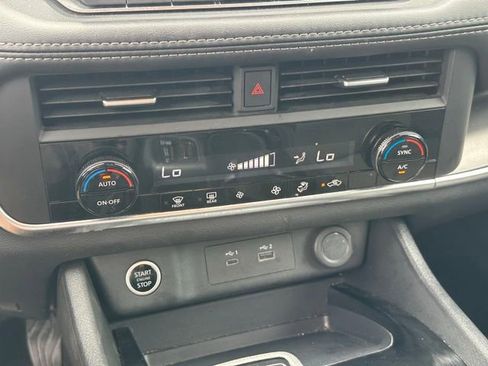 Used 2023 Nissan Rogue SV image 30