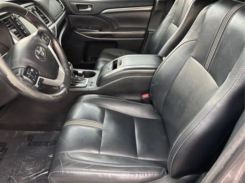 Used 2018 Toyota Highlander SE w/ Carpet Mat Package (TMS) AWD/4WD image 13