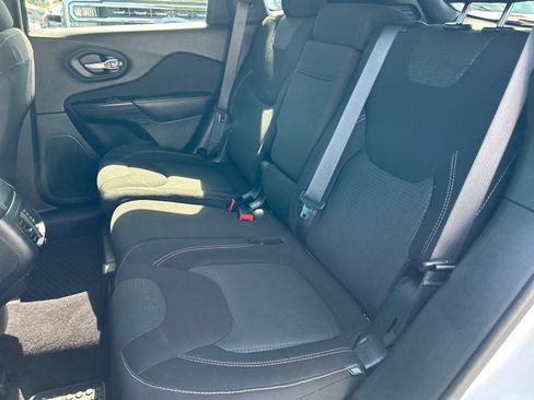 Used 2016 Jeep Cherokee Latitude w/ Cold Weather Group AWD/4WD image 11