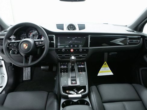 Certified 2025 Porsche Macan image 13