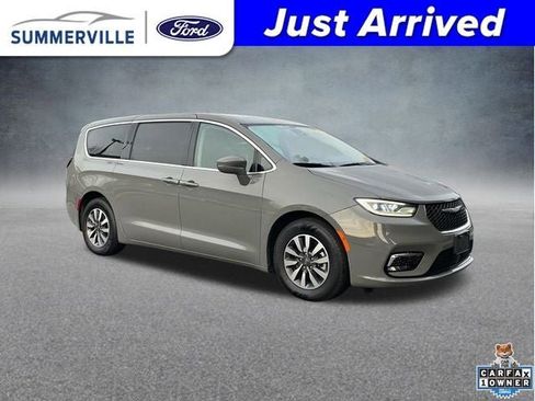 Used 2022 Chrysler Pacifica Touring-L image 1