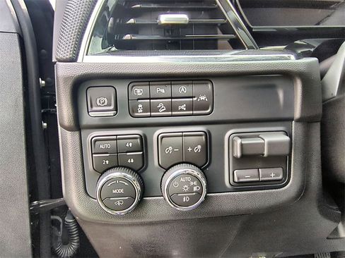 Used 2026 Chevrolet Suburban RST image 18