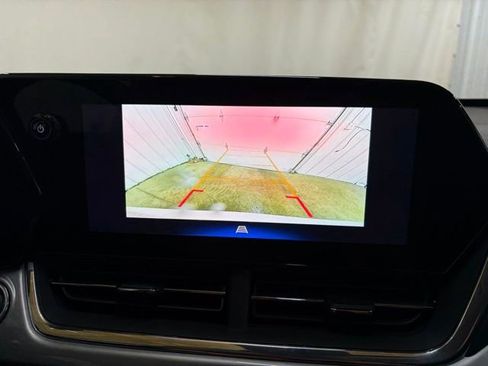 Used 2025 Chevrolet Trax LT w/ LT Convenience Package image 41