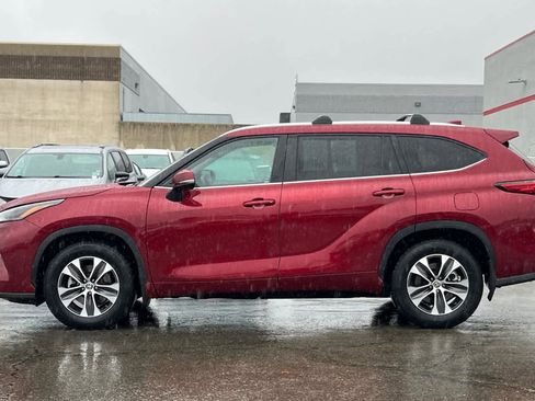 Used 2023 Toyota Highlander XLE image 9