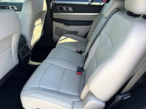 Used 2018 Ford Explorer XLT w/ Equipment Group 202A FWD image 10