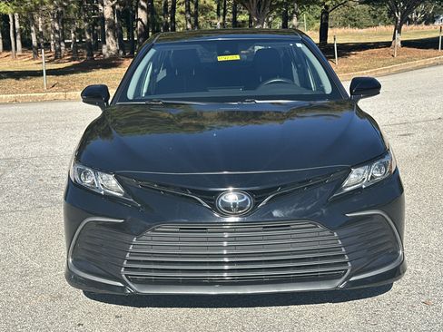 Used 2022 Toyota Camry LE image 2