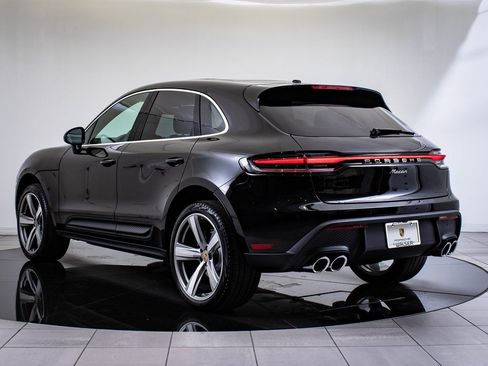 Certified 2025 Porsche Macan image 3
