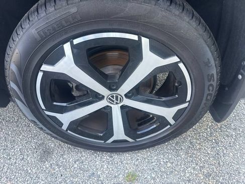 Used 2025 Volkswagen Tiguan SE AWD/4WD image 10