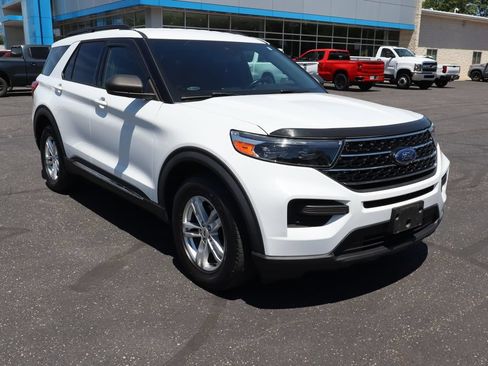 Used 2020 Ford Explorer XLT w/ Comfort Package AWD/4WD image 2