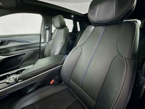 Used 2025 Cadillac Lyriq Luxury image 21