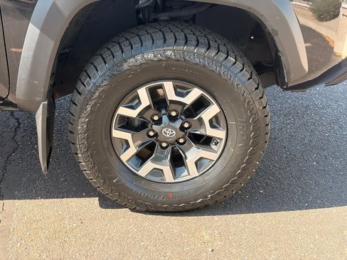 Used 2020 Toyota Tacoma TRD Off-Road w/ TRD Premium Off Road Package AWD/4WD image 10