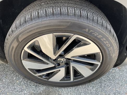 Used 2024 Volkswagen Atlas SE AWD/4WD image 16