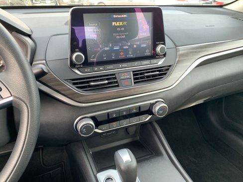 Used 2025 Nissan Altima 2.5 SV image 18