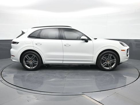 Certified 2025 Porsche Cayenne AWD/4WD image 23
