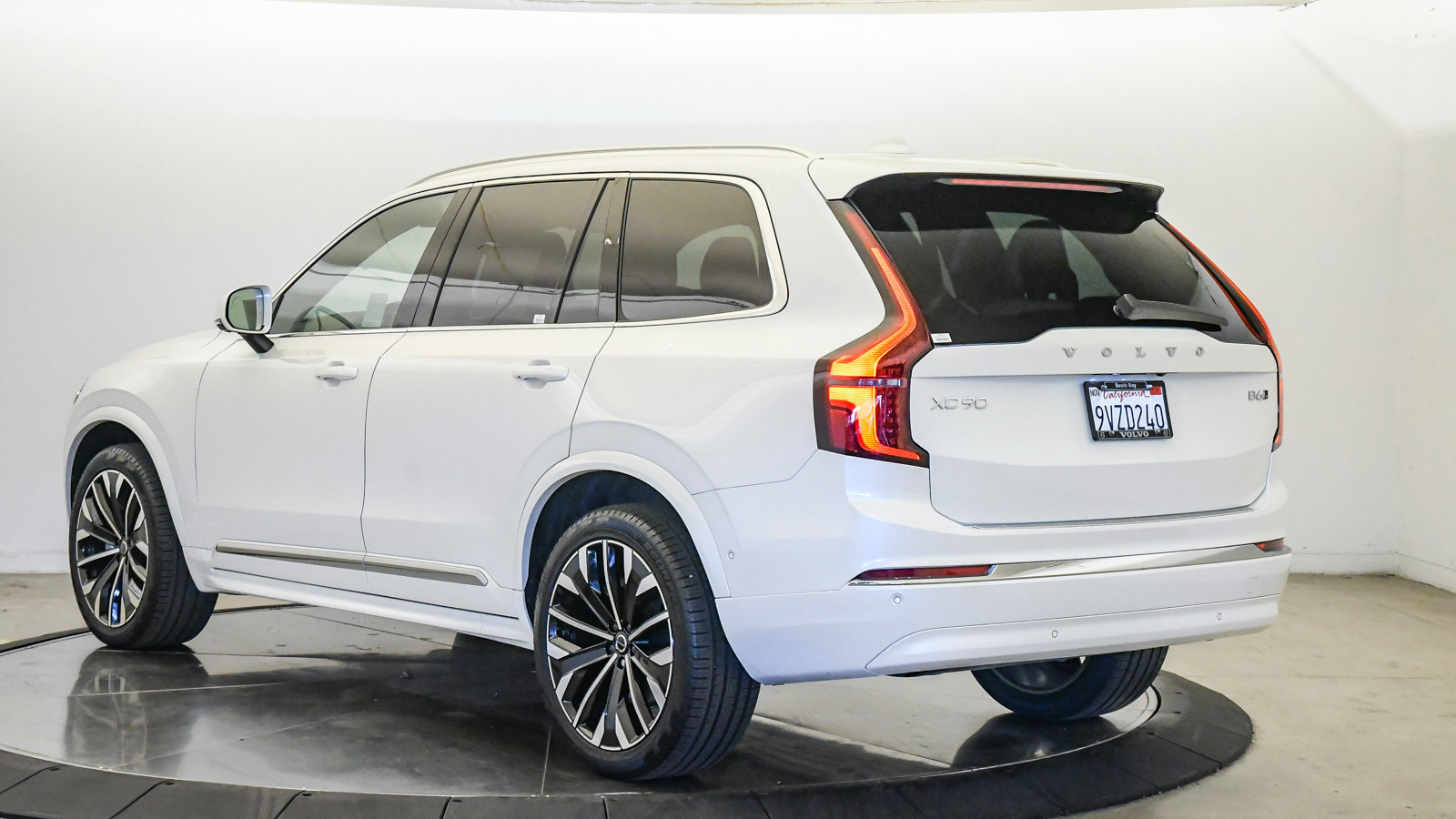 Used 2026 Volvo XC90 B6 Plus w/ Protection Package Premier AWD/4WD image 2