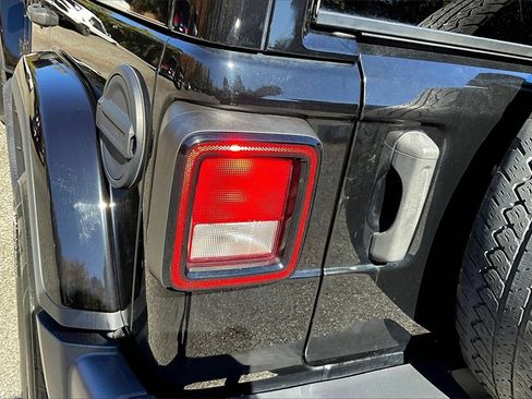 Used 2021 Jeep Wrangler Unlimited Sahara image 21