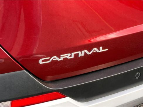 Used 2025 Kia Carnival FWD image 10